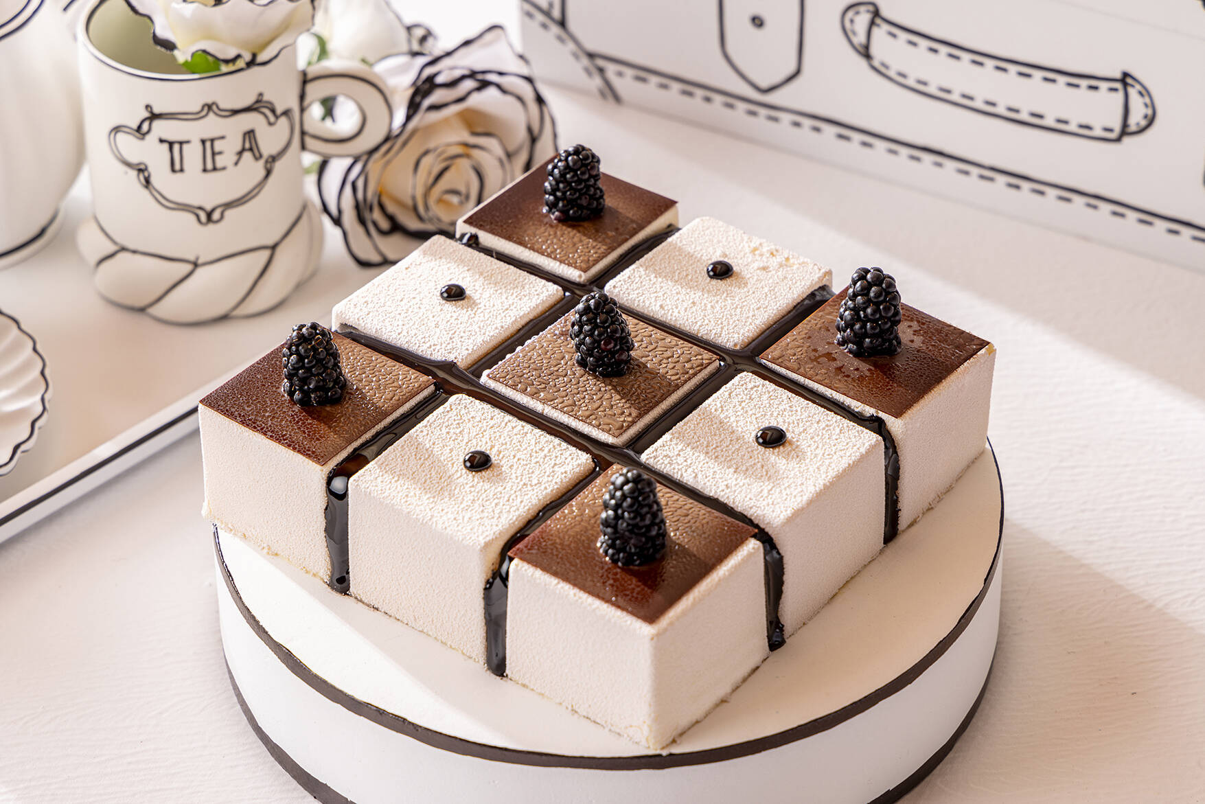 『不思議の国のアリス』スイーツビュッフェがヒルトン東京で開催！モノクロ2次元風デコと鮮やかなスイーツの没入感