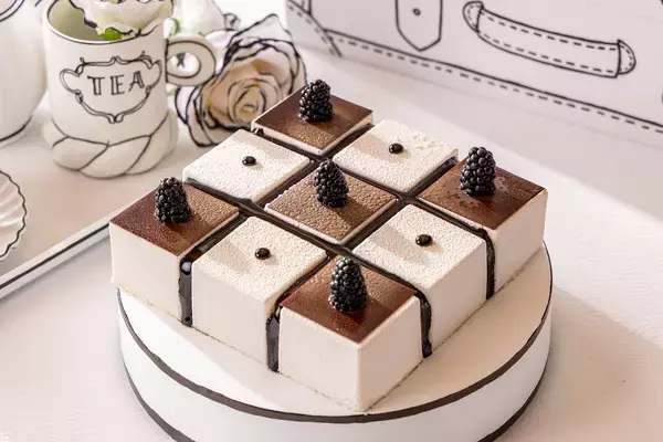 「『不思議の国のアリス』スイーツビュッフェがヒルトン東京で開催！モノクロ2次元風デコと鮮やかなスイーツの没入感」の画像