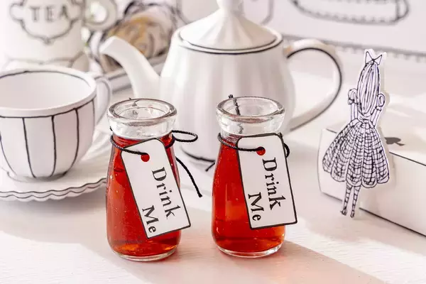 「『不思議の国のアリス』スイーツビュッフェがヒルトン東京で開催！モノクロ2次元風デコと鮮やかなスイーツの没入感」の画像