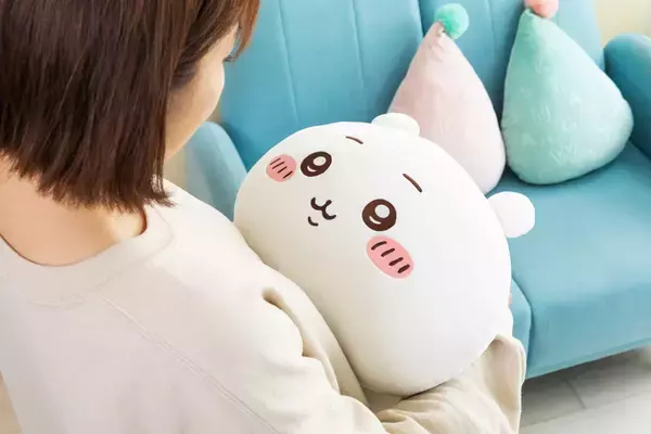 「「ちいかわ」オンラインくじが4月3日(月)に発売！もちふわのBIGクッションなどがラインナップ」の画像