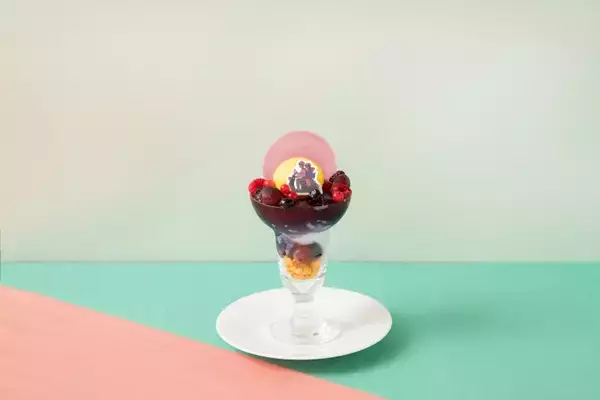 「アニメコント動画で人気な『マリマリマリー』カフェ東京・大阪で開催！エモくてポップなフード・グッズが登場」の画像