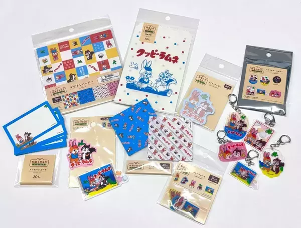 「クッピーラムネ」の駄菓子屋文具がDAISOに登場！レトロ柄のぽち袋やフレークシール、アクリルキーホルダーなど10月下旬より順次発売