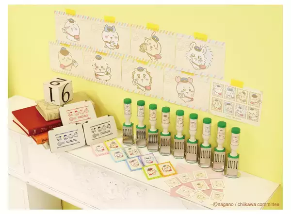 「「ちいかわ」郵便局グッズが4月20日から受注開始！フレーム切手・日付印・切手型バッジなど全4アイテムに「かわいい配達員さん」」の画像