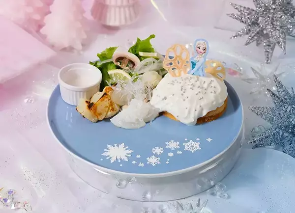 「『アナと雪の女王』スペシャルなカフェ開催！アナ&エルサの仲良しパフェなどSNS映えバツグンのメニュー」の画像