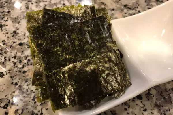 「【レシピ】日本酒のお供に最高な「クリームチーズと梅干しの海苔巻き」」の画像