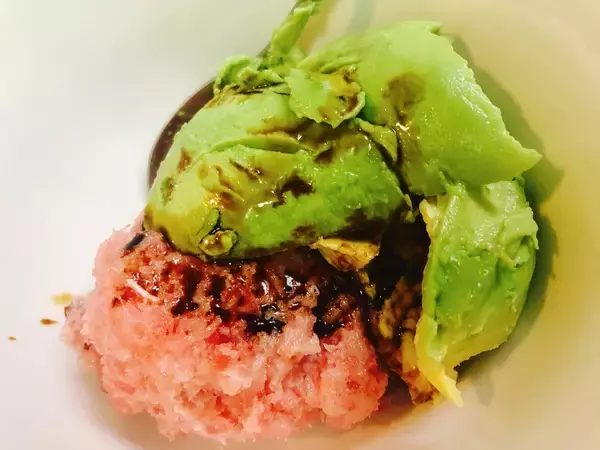 「【レシピ】洋風おつまみを和風にアレンジ！「マグロとアボカドのブルスケッタ」」の画像