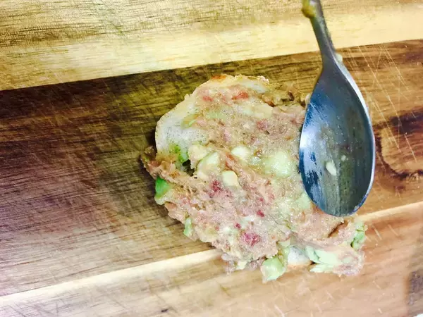 「【レシピ】洋風おつまみを和風にアレンジ！「マグロとアボカドのブルスケッタ」」の画像