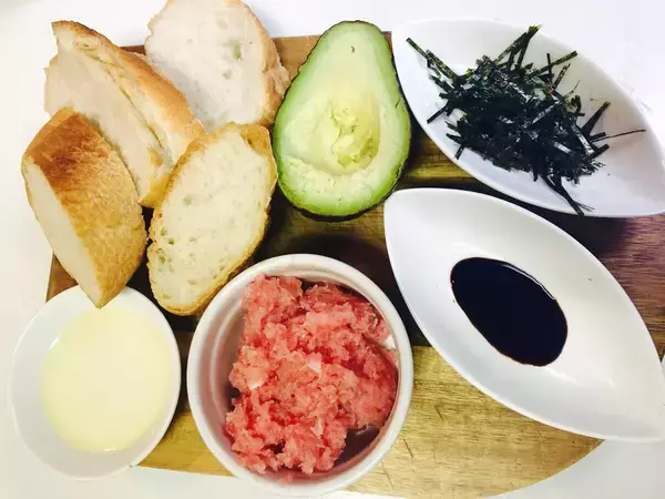 【レシピ】洋風おつまみを和風にアレンジ！「マグロとアボカドのブルスケッタ」