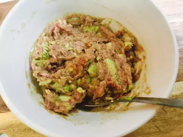 「【レシピ】洋風おつまみを和風にアレンジ！「マグロとアボカドのブルスケッタ」」の画像