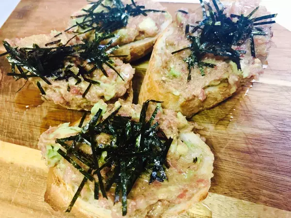 「【レシピ】洋風おつまみを和風にアレンジ！「マグロとアボカドのブルスケッタ」」の画像