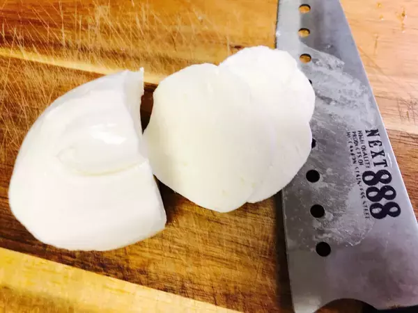 「【レシピ】糖質制限ダイエッターにもオススメ「バジルモッツァレラチキン」」の画像