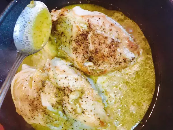 「【レシピ】糖質制限ダイエッターにもオススメ「バジルモッツァレラチキン」」の画像