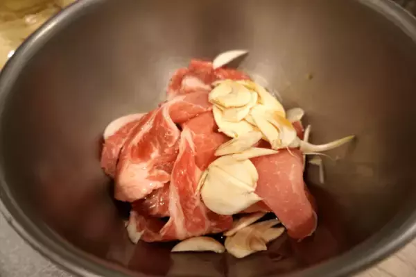 「【レシピ】シンプルに焼いてシンプルに旨い！「豚のにんにく焼き」」の画像