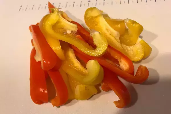 「【レシピ】懐かしいようで新しい「パプリカの浅漬け」」の画像