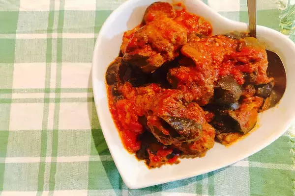 「【レシピ】ハーブの風味がワインにぴったり！「ミートボールと茄子のイタリアントマト煮」」の画像