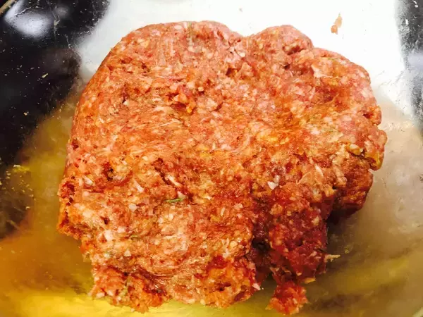 「【レシピ】ハーブの風味がワインにぴったり！「ミートボールと茄子のイタリアントマト煮」」の画像