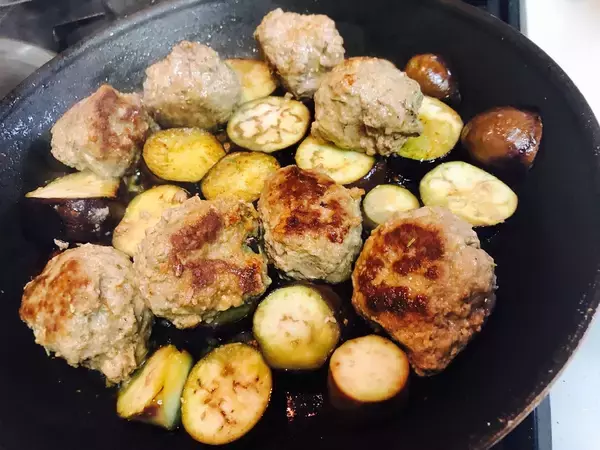 「【レシピ】ハーブの風味がワインにぴったり！「ミートボールと茄子のイタリアントマト煮」」の画像