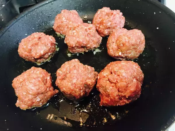 「【レシピ】ハーブの風味がワインにぴったり！「ミートボールと茄子のイタリアントマト煮」」の画像