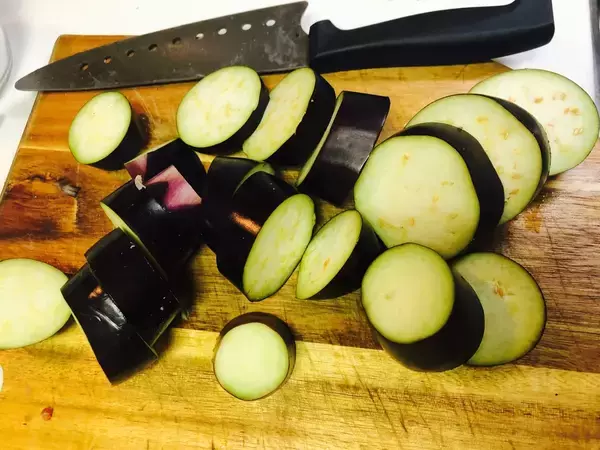 「【レシピ】ハーブの風味がワインにぴったり！「ミートボールと茄子のイタリアントマト煮」」の画像