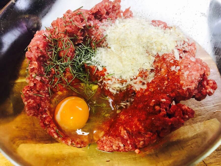 【レシピ】ハーブの風味がワインにぴったり！「ミートボールと茄子のイタリアントマト煮」