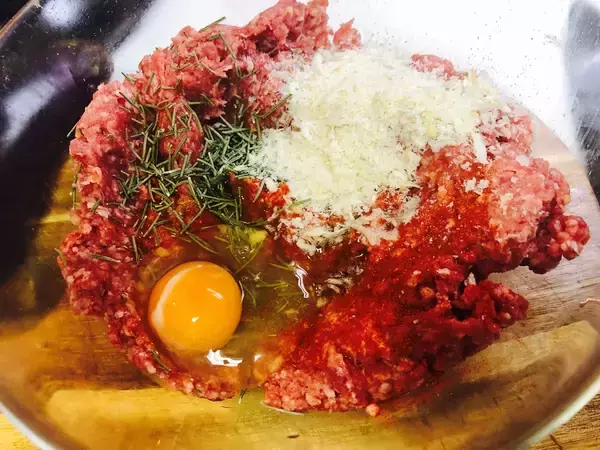 「【レシピ】ハーブの風味がワインにぴったり！「ミートボールと茄子のイタリアントマト煮」」の画像