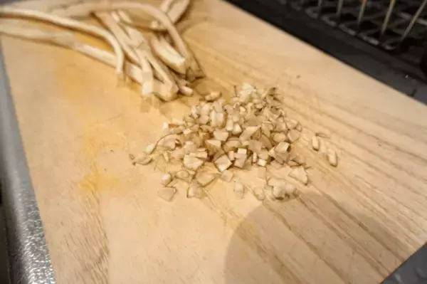 「【レシピ】卵黄をとろり絡めてネットリ美味しい「鶏ごぼうつくね」」の画像