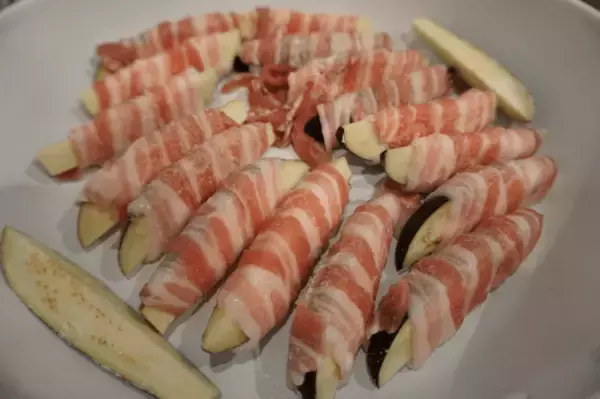 「【レシピ】旨辛で最高にビールが進む！「豚巻き茄子の味噌焼」」の画像