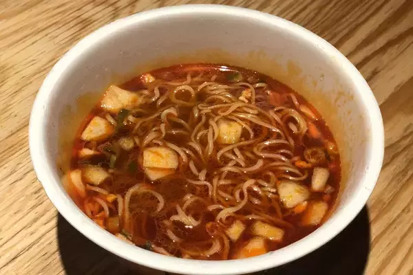 「【レビュー】B-1グランプリの王者がカップラーメンに！「勝浦タンタンメン」を食べてみた」の画像