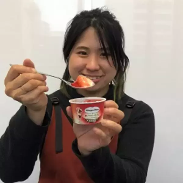 「【レビュー】温かい部屋で食べる最高の贅沢「ハーゲンダッツ　苺とブラウニーのパフェ」をお酒と合わせてみた」の画像