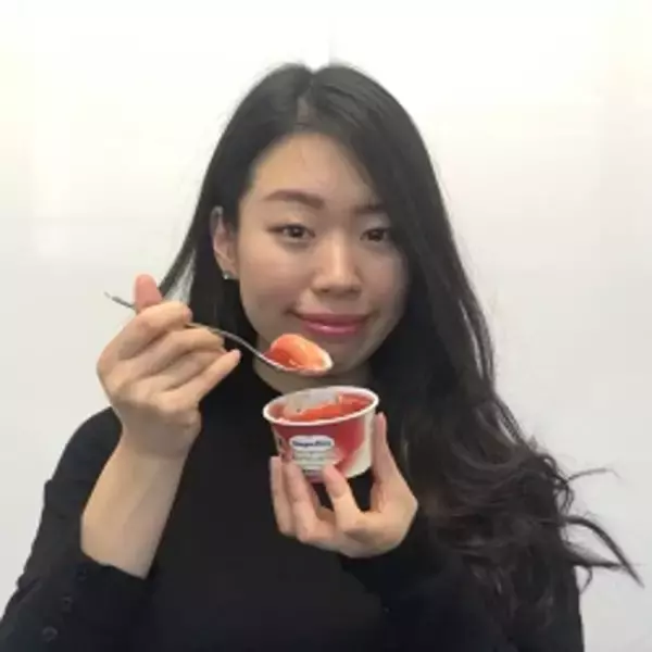 「【レビュー】温かい部屋で食べる最高の贅沢「ハーゲンダッツ　苺とブラウニーのパフェ」をお酒と合わせてみた」の画像