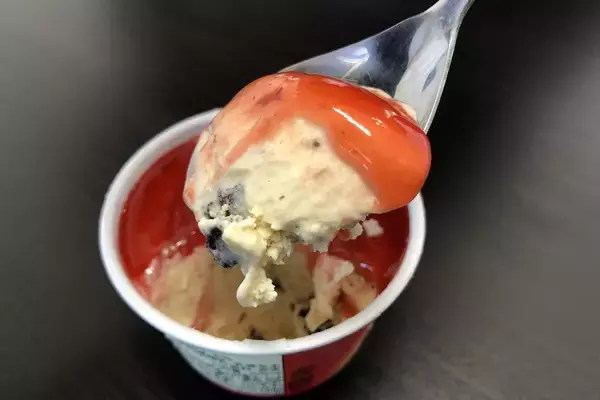 「【レビュー】温かい部屋で食べる最高の贅沢「ハーゲンダッツ　苺とブラウニーのパフェ」をお酒と合わせてみた」の画像