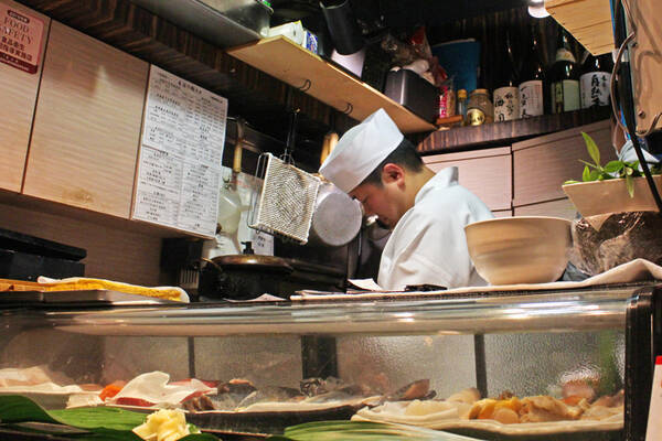 職人の味が一貫100円から ウワサの にぎにぎ一 いち は最強の立ち食い寿司酒場だった 年1月31日 エキサイトニュース