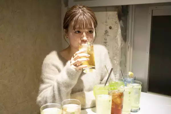 「焼酎大好き！井口綾子が「茶割 目黒」で100種類のお茶割りを飲み比べてきた」の画像