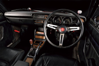 「これは私自身の愛車です！」よく似合うスカイラインレッド ｜1971年式 日産 スカイライン HT 2000 GT-R 　Vol.2｜ハコスカ、ケンメリへの憧憬