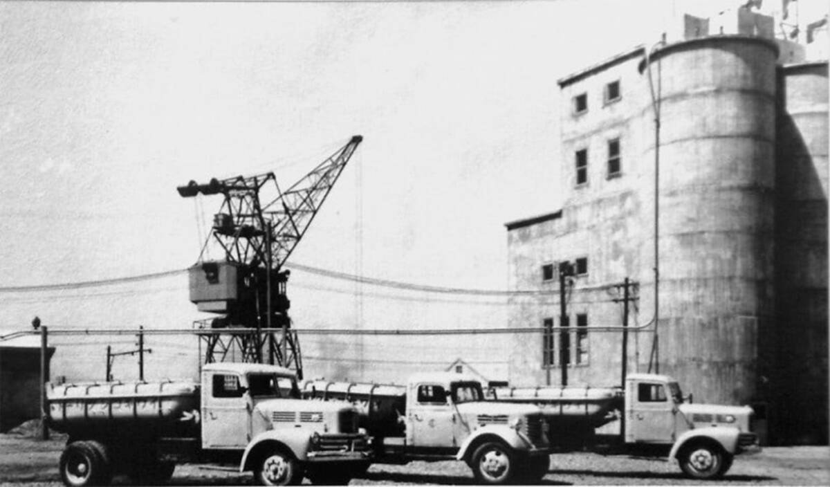 道路作りに欠かせない 生コンを運ぶ国産ミキサー車 の第一号は1952年に登場 クルマとともに歴史の第一歩を歩み始めた物や事柄を追う 年1月10日 エキサイトニュース