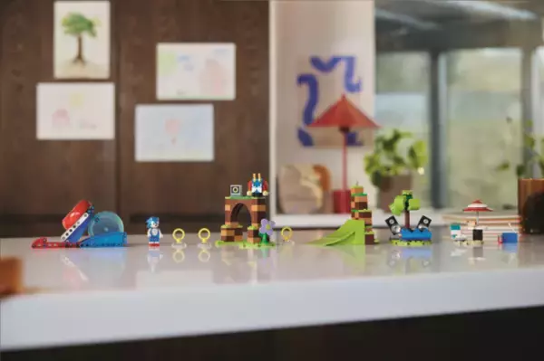 「『ソニック』の一回転ループにも挑戦できるレゴとのコラボ商品4種が国内でも8月1日に発売決定。キャラクター入りの球を打ち出すコースの走破やオリジナルコースの製作を楽しめる」の画像