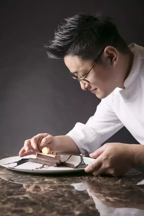 「「ハローキティ」のコラボスイーツビュッフェがヒルトン東京にて開催決定！ギャラリー風空間で夏らしいスイーツが楽しめる」の画像