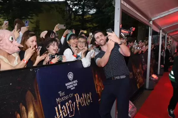 「「ワーナー ブラザース スタジオツアー東京」オープニング前夜祭にマルフォイ役のトム・フェルトンら『ハリー・ポッター』俳優が登場。宮野真守ら日本の著名人ファンも集い「ルーモス」で祝福」の画像