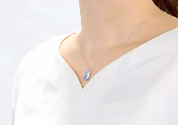 「推しの名前が刻める推しカラーアクセサリーが発売開始！6種類の推しカラーから選べる、ハンドメイドによるシンプルなガラスのネックレス」の画像