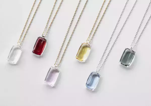 「推しの名前が刻める推しカラーアクセサリーが発売開始！6種類の推しカラーから選べる、ハンドメイドによるシンプルなガラスのネックレス」の画像