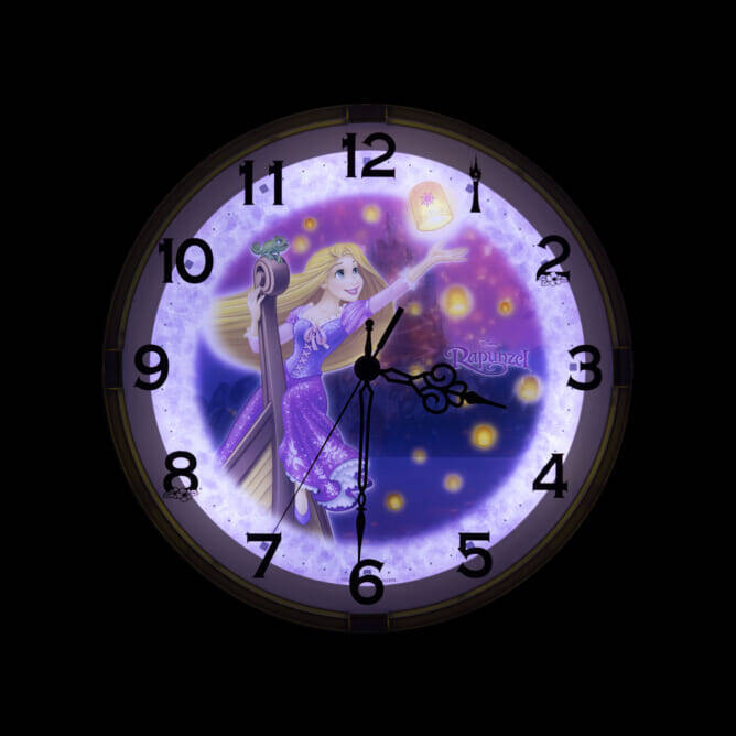 ディズニーより灯りが消えても楽しめる掛け時計が6月より発売。アリエル、ラプンツェル、ミッキーマウスの3種類