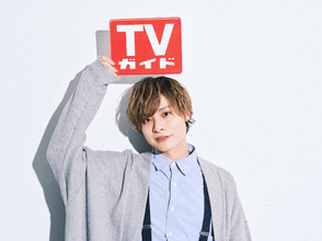 岡本信彦が「TVガイド」声優連載に登場。頬杖ショットなど選べる生写真も