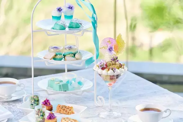 「『サムシングブルー』をテーマにしたアフタヌーンティーが登場！涼しげな青色＆ティアラやリボンなどの結婚式モチーフが可愛すぎる」の画像