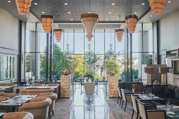 「『サムシングブルー』をテーマにしたアフタヌーンティーが登場！涼しげな青色＆ティアラやリボンなどの結婚式モチーフが可愛すぎる」の画像