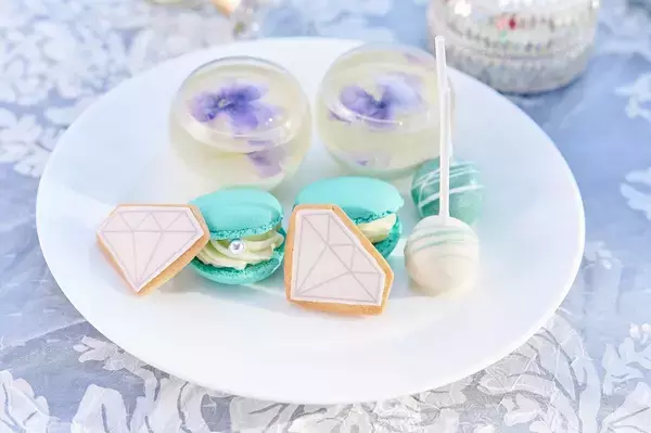 「『サムシングブルー』をテーマにしたアフタヌーンティーが登場！涼しげな青色＆ティアラやリボンなどの結婚式モチーフが可愛すぎる」の画像