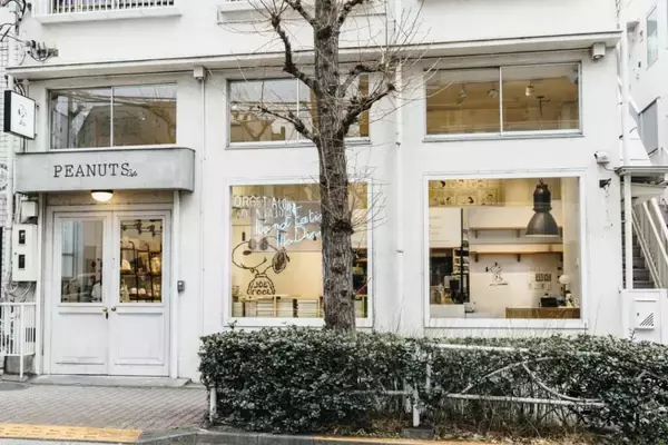 「スヌーピーをテーマにしたカフェ・PEANUTS Cafe 中目黒にてアフタヌーンティーが販売。赤い屋根の小屋をモチーフにしたフルーツサンドなど」の画像