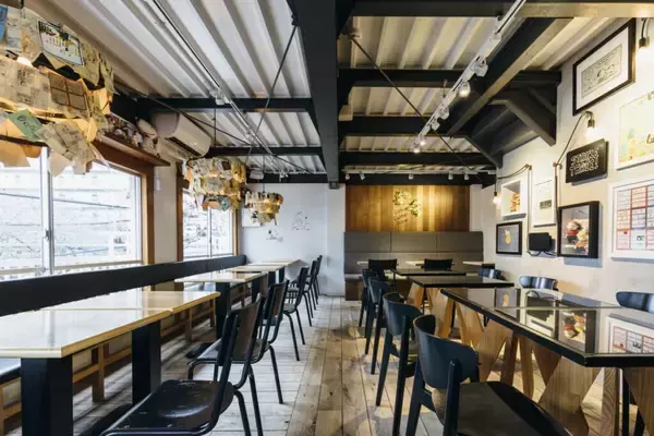 「スヌーピーをテーマにしたカフェ・PEANUTS Cafe 中目黒にてアフタヌーンティーが販売。赤い屋根の小屋をモチーフにしたフルーツサンドなど」の画像