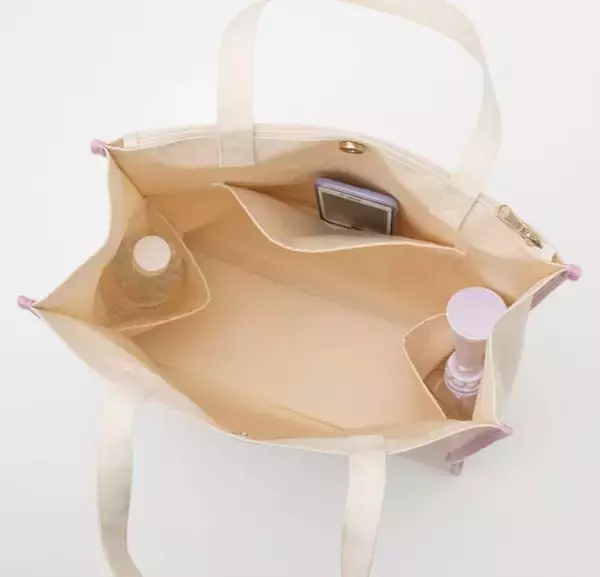 「推し活にぴったり！自立する「うちわポケット付きトートバッグ」が発売。〈パープル〉〈イエロー〉〈グリーン〉〈ピンク〉4色から選択可能」の画像