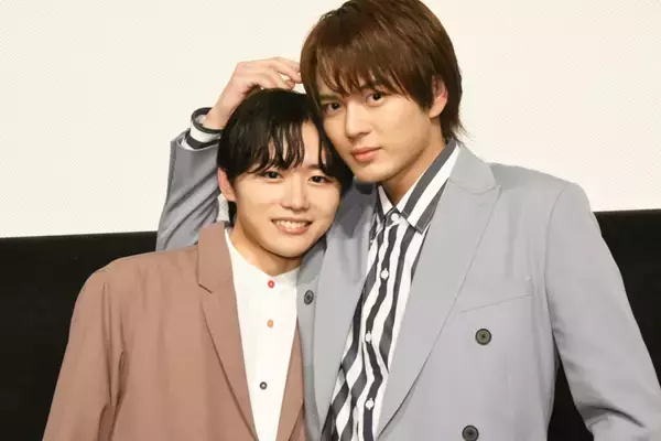 「映画『タクミくんシリーズ』初日舞台挨拶のオフィシャルレポート到着！森下紫温、加藤大悟、横井健司監督が登壇。仲睦まじい2ショットも」の画像