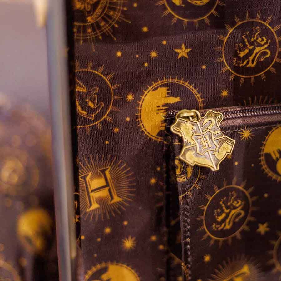 『ハリー・ポッター』よりホグワーツ生のトランクをイメージしたキャリーケースが発売決定！「マホウドコロ」での展示も